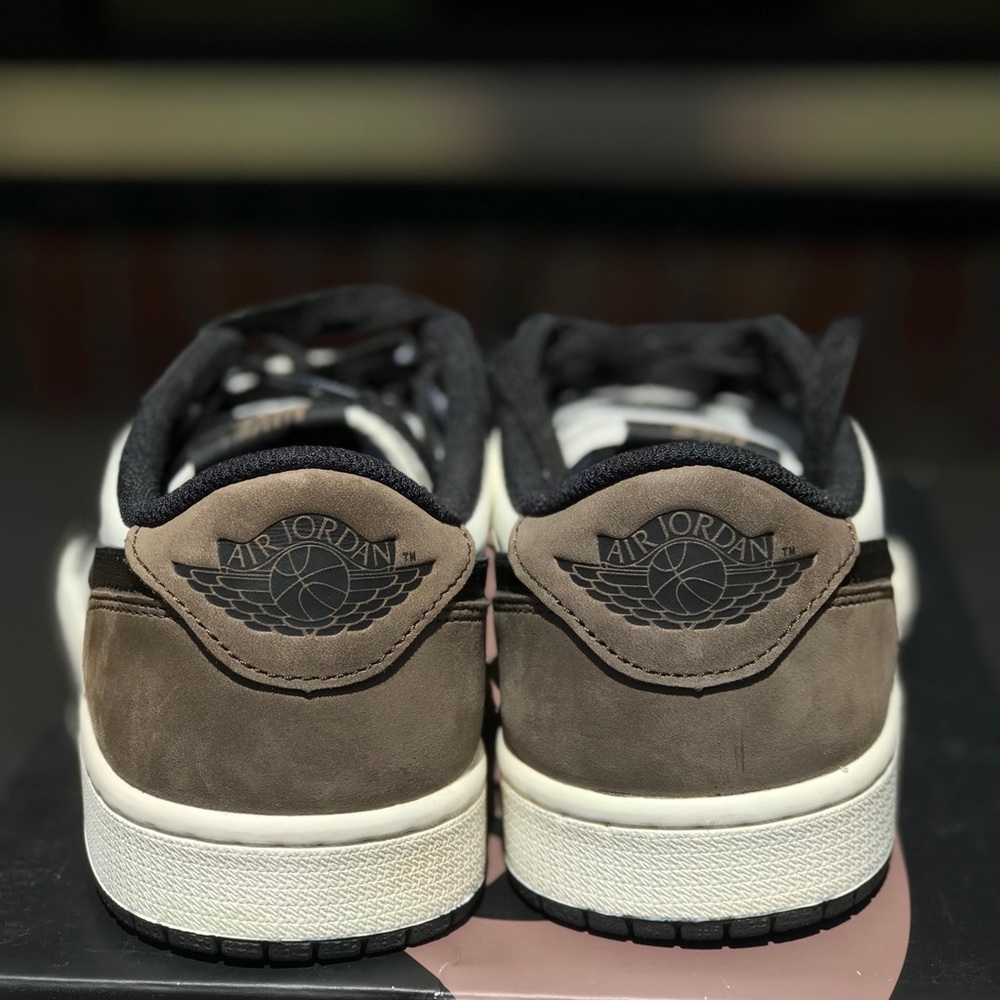 Air Jordan Retro 1 OG Low Mocha 
Size 8.5 & 9 - Picture 4 of 8